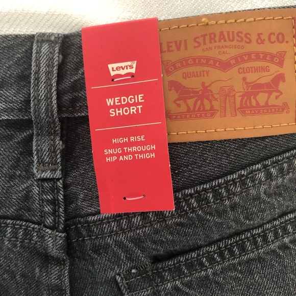 NWT Levi’s Studded High Rise Wedgie Shorts, Sz 24 - Picture 5 of 5
